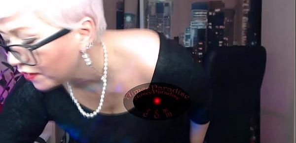 trendsMy mature redhead bitch sucks my dick and cums from a transparent dildo))